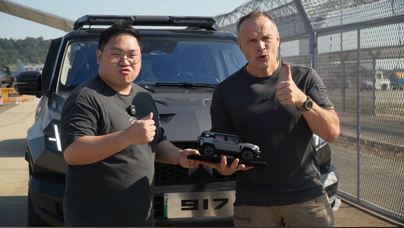 Su-57 Pilot Takes a Test Drive of Dongfeng M-Hero 917 at Zhuhai Air Show